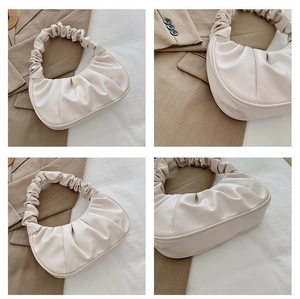 Dettaglio borsa a nuvola beige con trama increspata e manico stile elastico scrunchie
