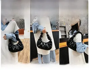 Tripla vista di una borsa a nuvola plissettata nera come borsa a mano e a spalla
