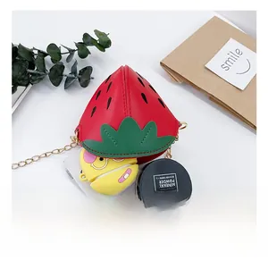 Dettaglio della capacità interna della mini borsa a tracolla a forma di fragola