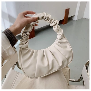 Dettaglio della borsa a mano bianco crema con pieghe a nuvola e manico elasticizzato