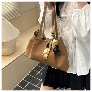 Détail du sac cabas marron caramel avec poignée foulard en soie et cuir lisse