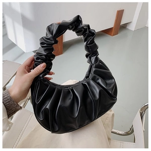 Dettaglio borsa a nuvola nera arricciata con manico a scrunchie e texture pieghettata