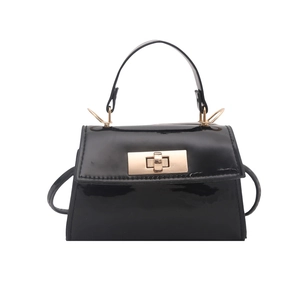 Elegante schwarze Lackleder-Miniumhängetasche mit goldenem Drehverschluss und Griff