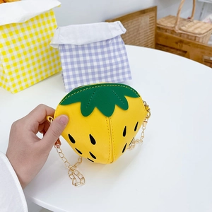 Mini borsa a tracolla a forma di fragola giallo brillante con catena in metallo dorato