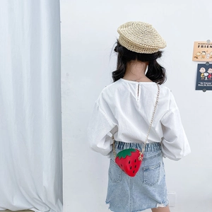 Graziosa borsa a tracolla fragola per bambini in pelle rossa con catena dorata