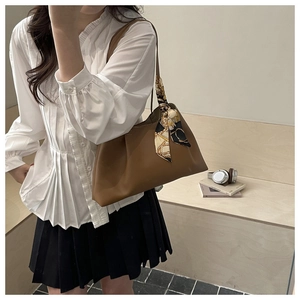 Sac fourre-tout en cuir marron avec foulard en soie imprimé sur la bandoulière