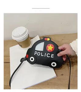 Détail d'un petit sac bandoulière enfant en forme de voiture de police noire mignonne
