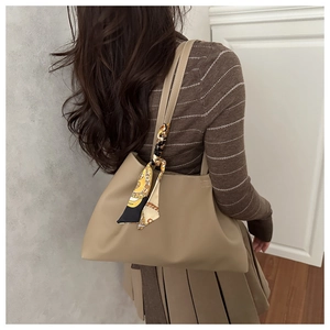 Gros plan d'un sac cabas kaki avec foulard en soie décoratif pour le travail chic