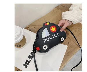 Vue détaillée du sac bandoulière en forme de voiture de police en cuir PU noir pour enfant
