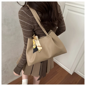Sac fourre-tout kaki chic avec foulard en soie à motifs et bandoulière sur modèle