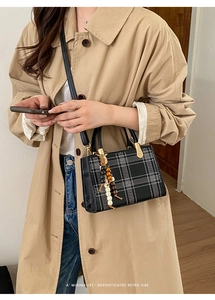 Sac bandoulière rétro à carreaux noir et blanc avec pompon en perles et fine lanière
