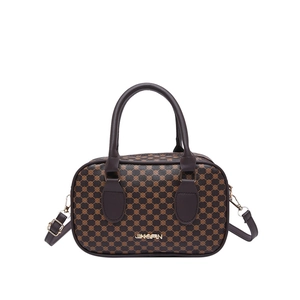 Sac à main Boston vintage avec imprimé géométrique et bandoulière sur fond blanc uni