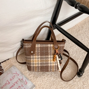 Sac fourre-tout à carreaux rétro avec poignées en cuir marron et pendentif en perles de bois