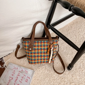 Sac fourre-tout rétro à motif pied-de-poule coloré avec décoration de glands en bois