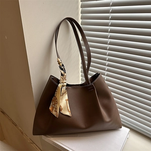 Sac cabas élégant marron foncé avec foulard en soie sur la poignée pour un style chic épuré