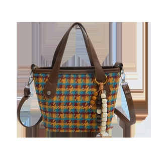 Sac cabas vintage à carreaux pied-de-poule avec poignées en cuir brun et pendentif