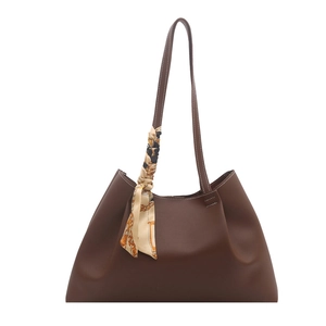 Grand sac cabas marron en similicuir mat avec un élégant foulard imprimé sur la poignée