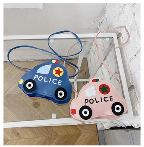 Détail des sacs bandoulière enfant en forme de voiture bleue et rose avec imprimé POLICE