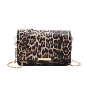 Modische Umhängetasche mit Leopardenmuster, Goldkette und Metallverzierung