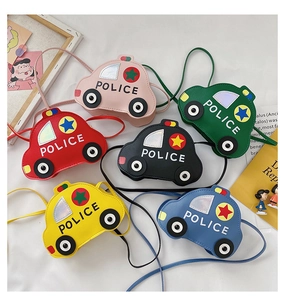 Détail de sacs à bandoulière pour enfants en forme de voiture de police en six couleurs