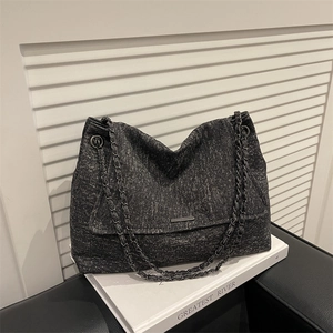 Sac fourre-tout en denim délavé gris foncé avec doubles bandoulières en chaîne