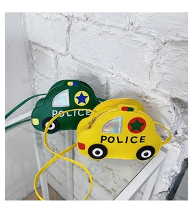 Détail du sac à bandoulière voiture de police en similicuir avec imprimé police