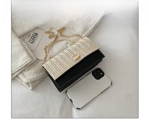 Comparaison de taille détaillée d'un sac en paille tressée avec un smartphone sur tissu