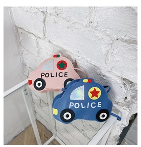 Détail des sacs à bandoulière en forme de voiture de police pour enfants en rose et bleu