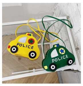 Vue détaillée des sacs bandoulière pour enfants en forme de voiture de police jaune et vert