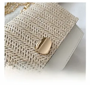 Détail de la texture tissée beige et du fermoir doré ovale sur le sac à main de luxe