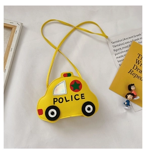Détail du sac enfant en forme de voiture jaune avec texte POLICE et cuir PU brillant