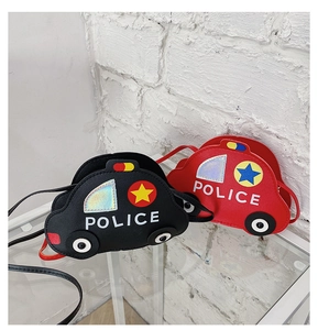 Vue détaillée de sacs pour enfants en forme de voiture de police rouge et noire sur verre