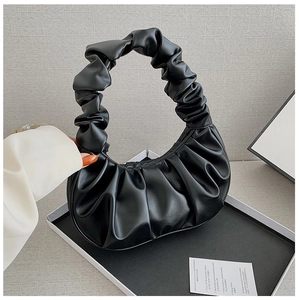 Dettaglio della borsa a spalla nera con elegante texture del manico a forma di nuvola