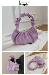 Detailansicht der lila Hobo-Tasche mit gerafftem Cloud-Design und weichem Tragegriff