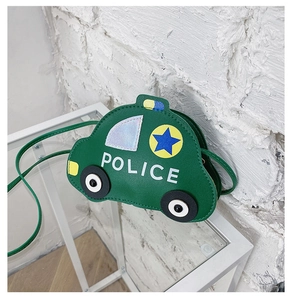 Détail d'un sac bandoulière enfant en forme de voiture de police verte avec une étoile