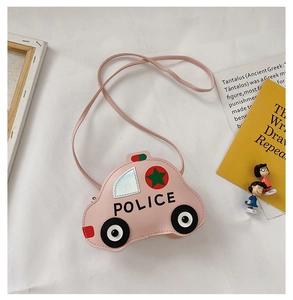 Détail du sac bandoulière rose pour enfants en forme de voiture avec texte police