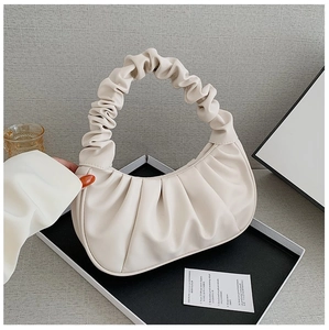 Dettaglio della borsa a tracolla crema con texture arricciata in pelle PU di alta qualità