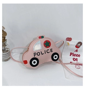 Détail du sac à bandoulière rose en forme de voiture pour enfant avec lettrage POLICE