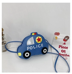 Détail du sac bandoulière voiture de police bleu avec coutures et détails de gyrophare