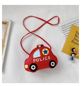 Détail du sac à bandoulière enfant en forme de voiture de police rouge avec logo POLICE
