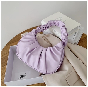 Dettaglio della borsa a nuvola viola increspata su una confezione regalo bianca elegante