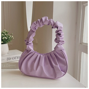 Detailaufnahme der helllila Faltenhandtasche mit weichem wolkenähnlichem Griff