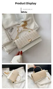 Détail du sac à rabat tissé blanc avec poignée dorée, chaîne et fermoir pivotant