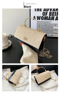 Détail du sac bandoulière en paille tressée et cuir noir avec poignée dorée et chaîne