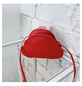 Détail du petit sac bandoulière en cuir rouge en forme de nuage pour les enfants