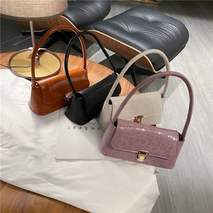 Detailed display of crocodile pattern leather shoulder bags in four colors with gold locks