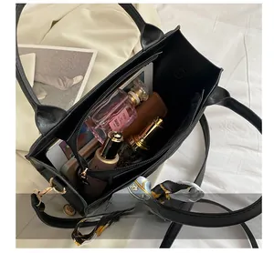 Vue intérieure d'un sac cabas noir montrant la capacité pour tablette et parfum
