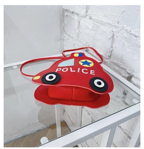 Détail du petit sac à bandoulière pour enfant en forme de voiture rouge avec motif Police