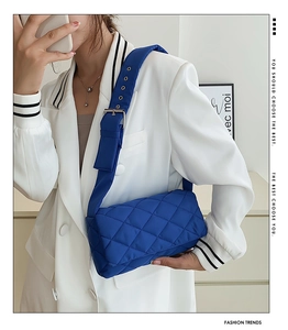 Détail du sac à bandoulière matelassé bleu roi avec boucle de sangle réglable