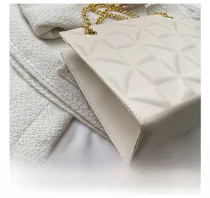 Vue détaillée du sac cabas beige avec texture géométrique et coutures de précision